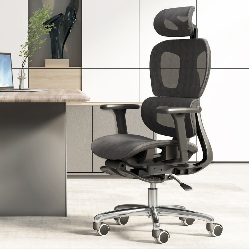 Cadeira Ergonômica Cosy T03 posicionada ao lado de mesa em escritório moderno