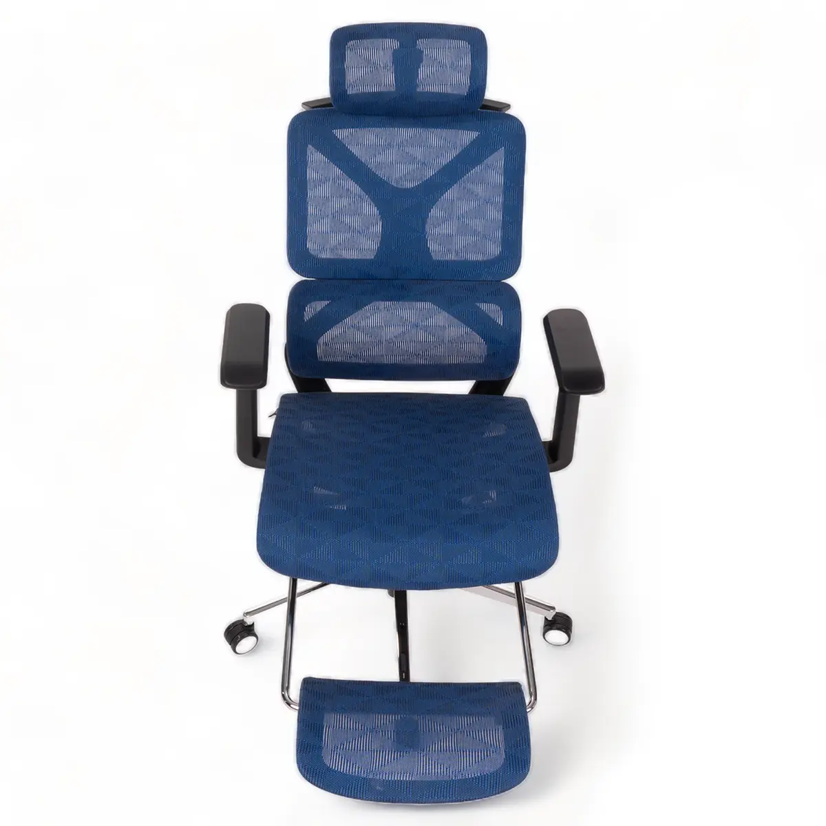 Imagem frontal da cadeira ergonômica escritório celentia azul com o apoio para os pés esticado.