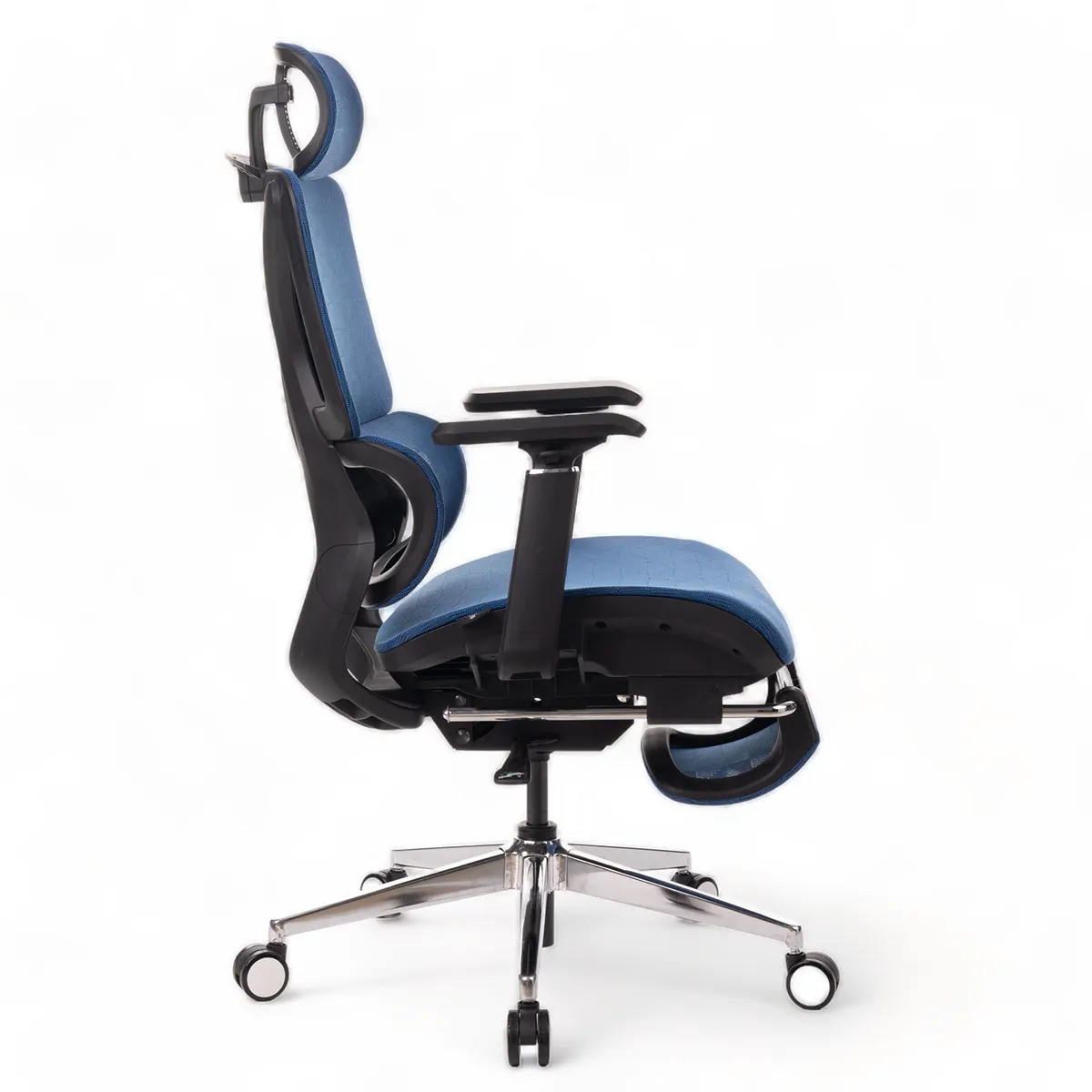 Imagem da lateral da cadeira ergonômica a161, modelo está na cor azul. É possível observar possibilidades de ajustes de cabeça, lombar, altura, braços e mais. Produto possui 5 pés com rodinhas.