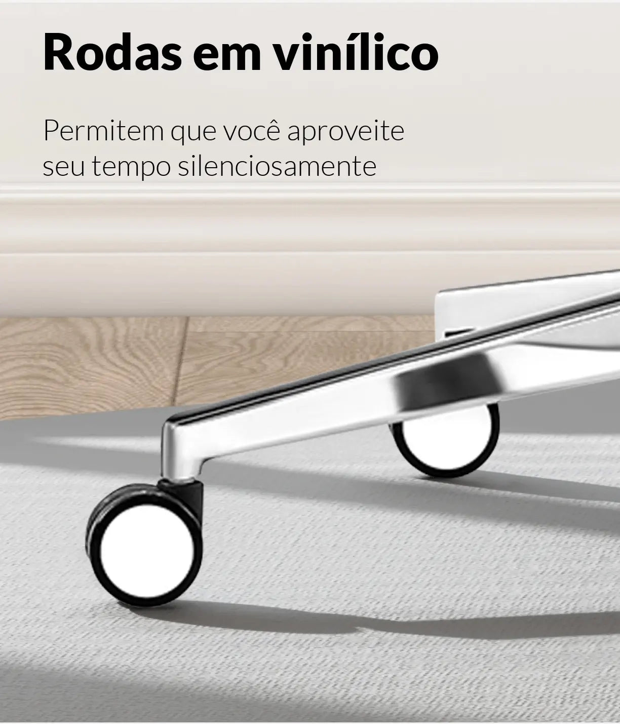 Imagem informacional sobre as rodas da cadeira ergonômica a161, na foto é possível ver dois pés com rodízios e a frase "Permitem que você aproveite seu tempo silenciosamente".