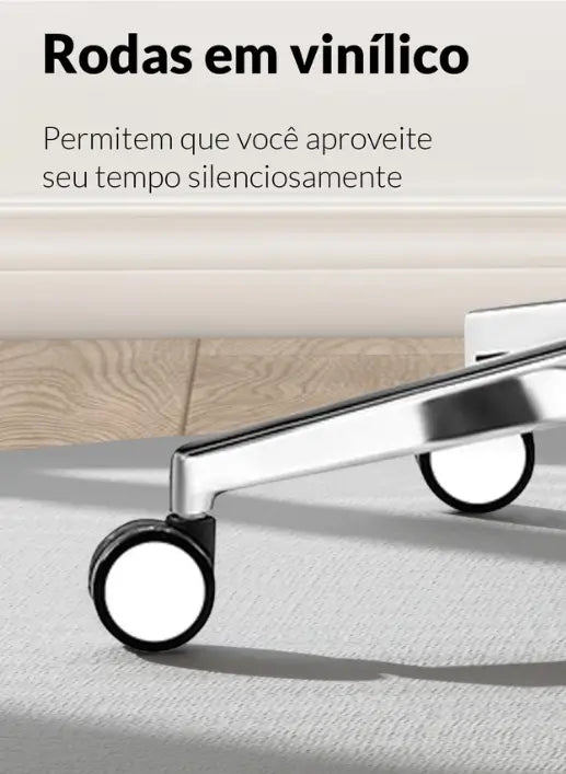 Imagem informacional sobre as rodas da cadeira ergonômica cosy t03, na foto é possível ver dois pés com rodízios e a frase "Permitem que você aproveite seu tempo silenciosamente".