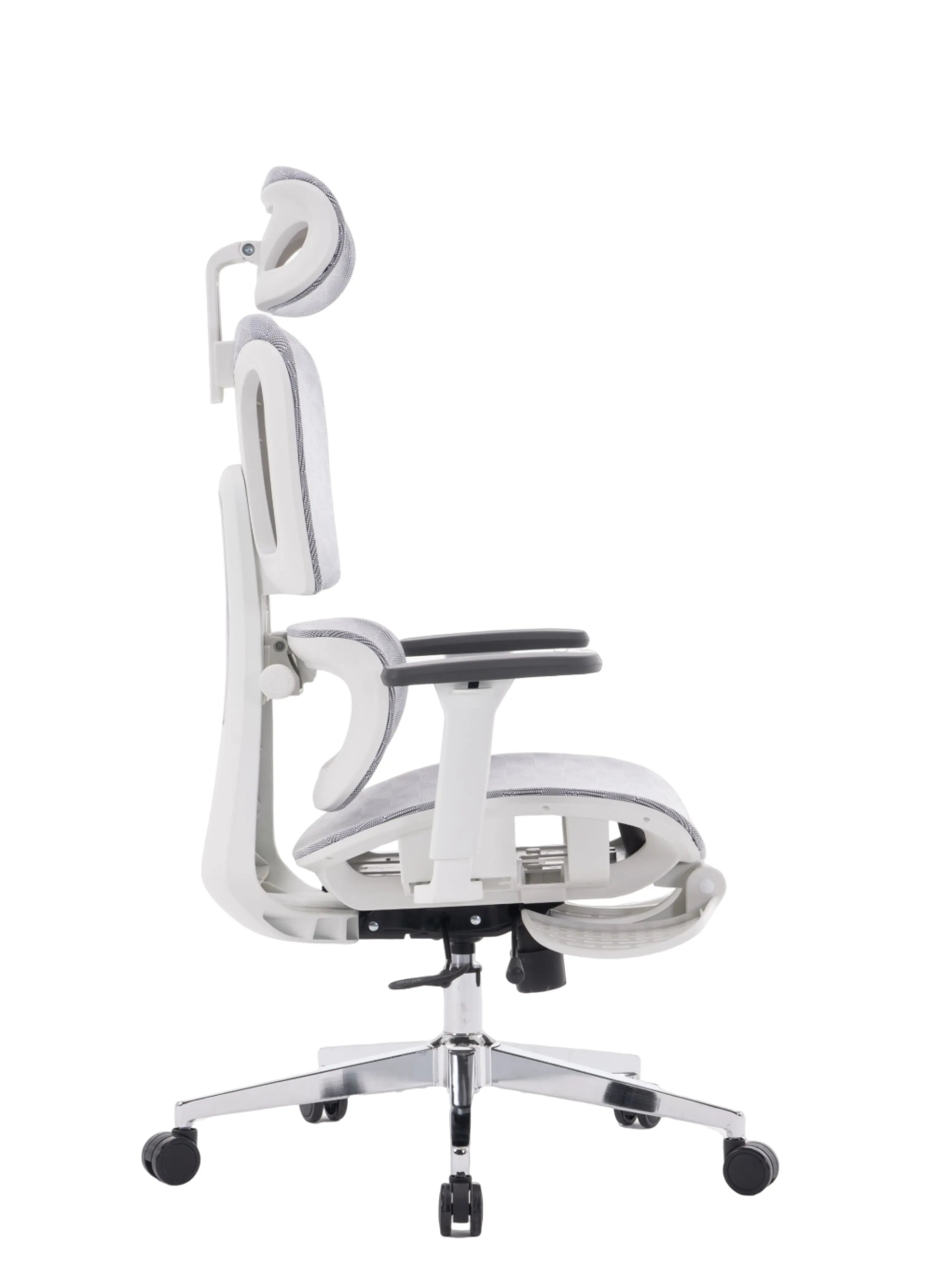 Imagem da lateral da cadeira ergonômica cosy t03 branca, modelo possui ajustes e apoios, além dos rodízios em vinílico.