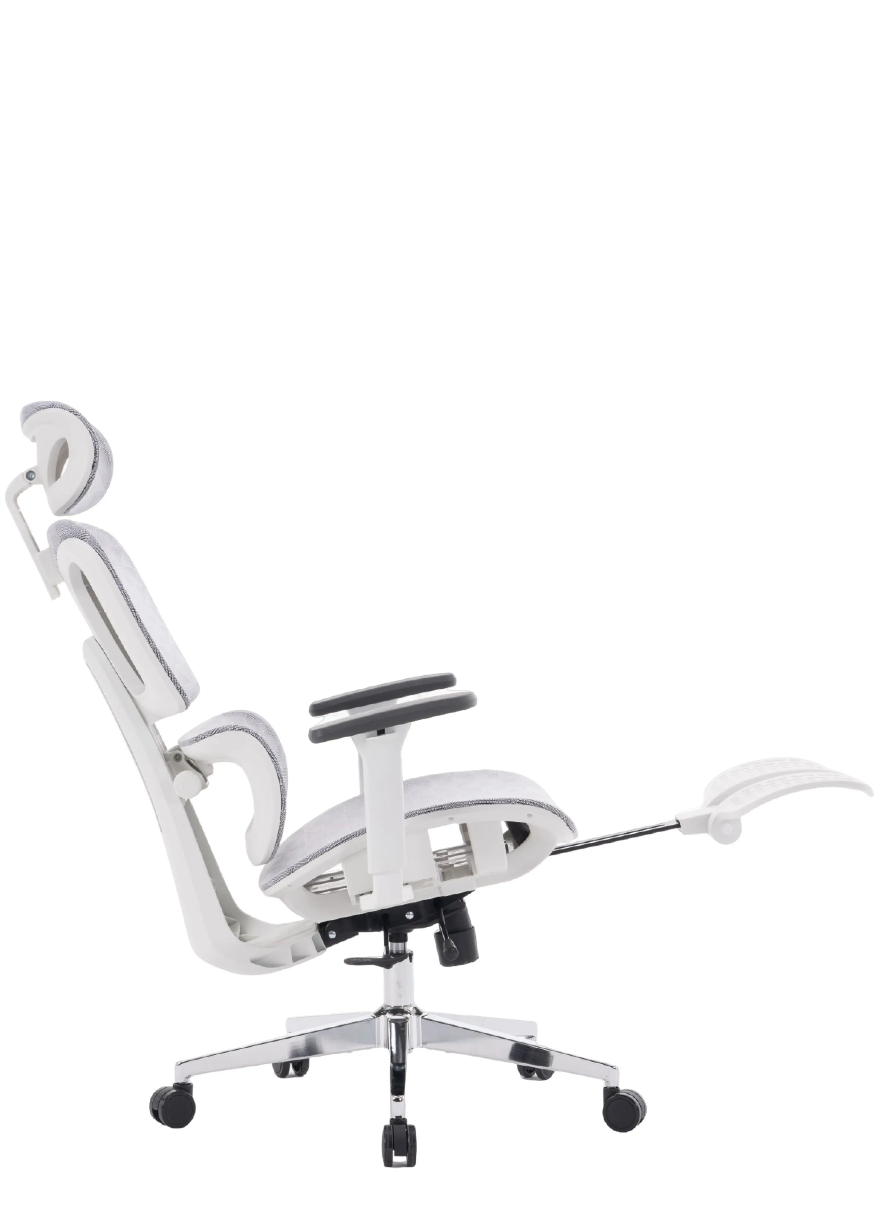Parte lateral da cadeira ergonômica cosy t03 branca. Modelo possui apoio para os pés e cabeça e  ajustes na altura, encosto e braços.
