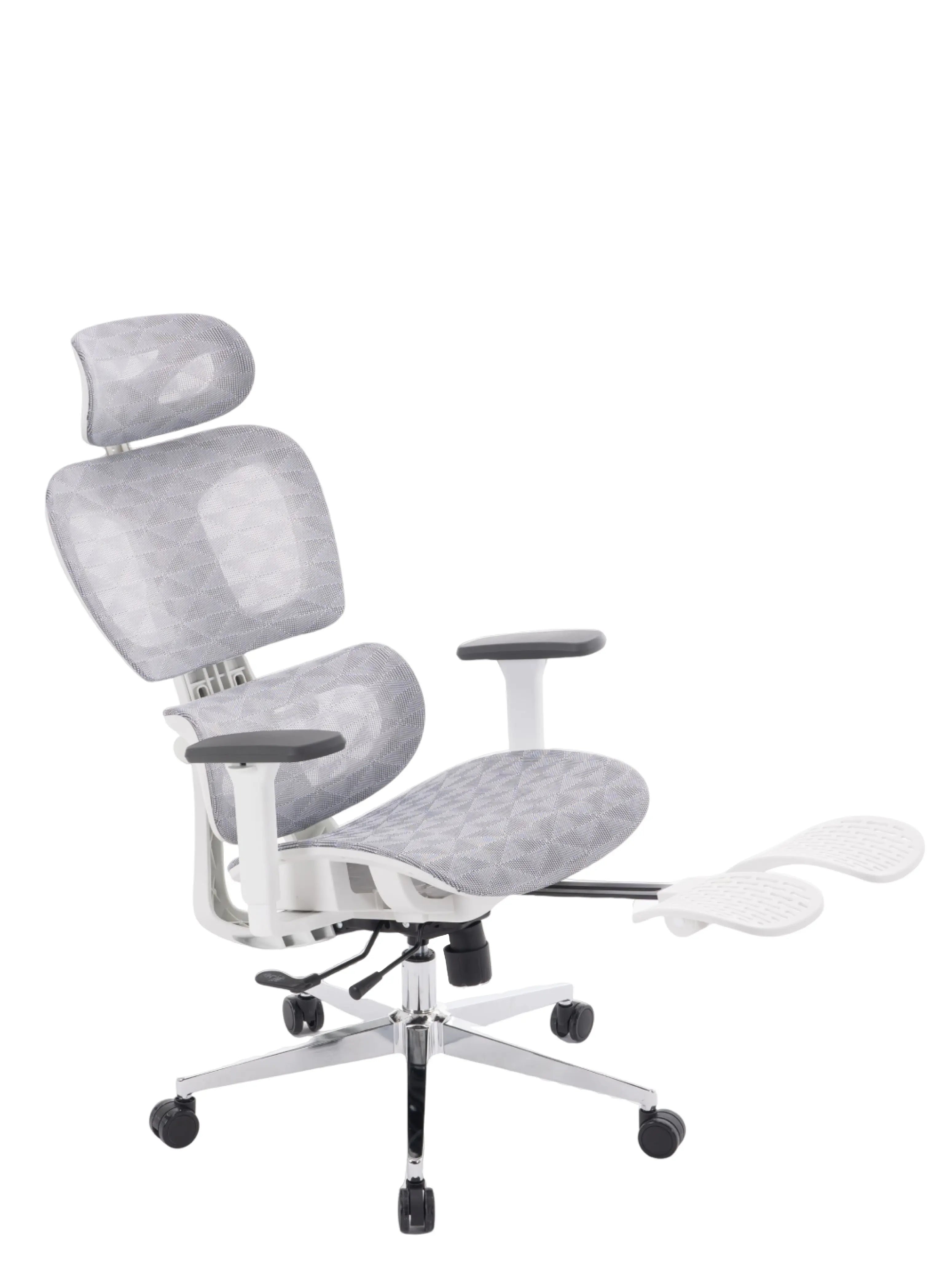 Cadeira ergonômica cosy t03 branca em fundo neutro com o apoio para os pés esticado, modelo na cor branca.