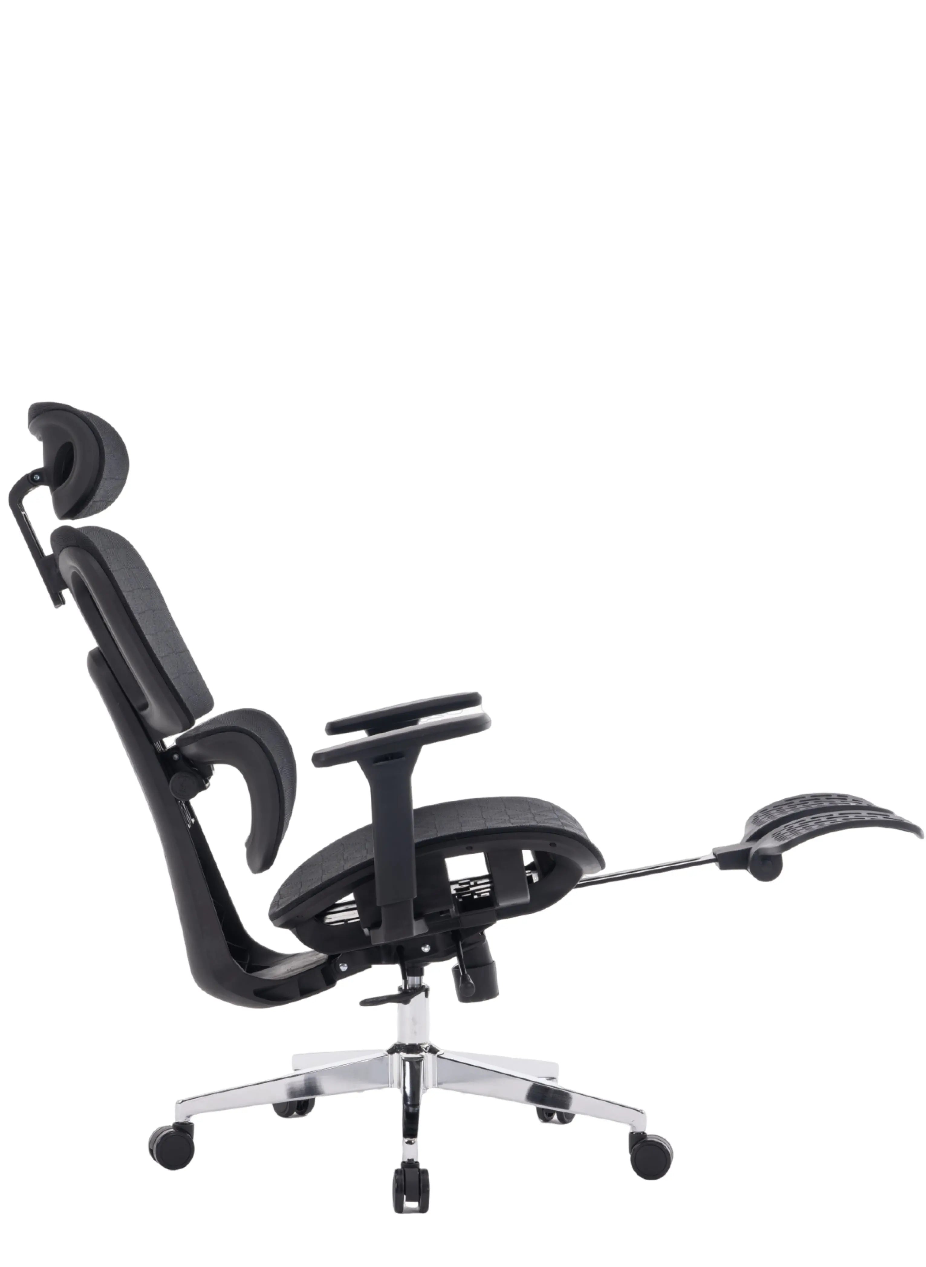 Parte lateral da cadeira ergonômica cosy t03. Modelo possui apoio para os pés e cabeça e  ajustes na altura, encosto e braços.