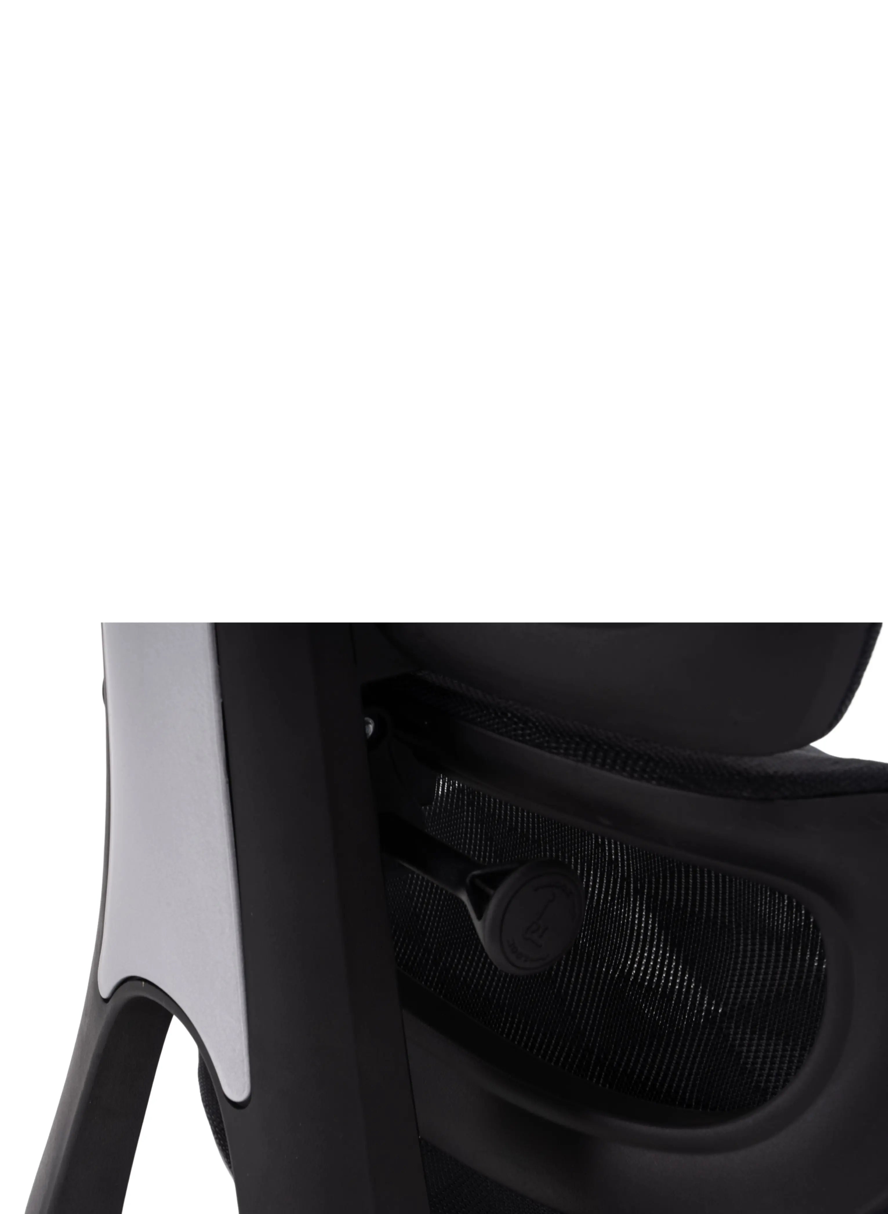 Parte traseira do encosto da cadeira ergonômica cosy t03, modelo está na cor preta e é possível ver a alavanca para ajuste do encosto.