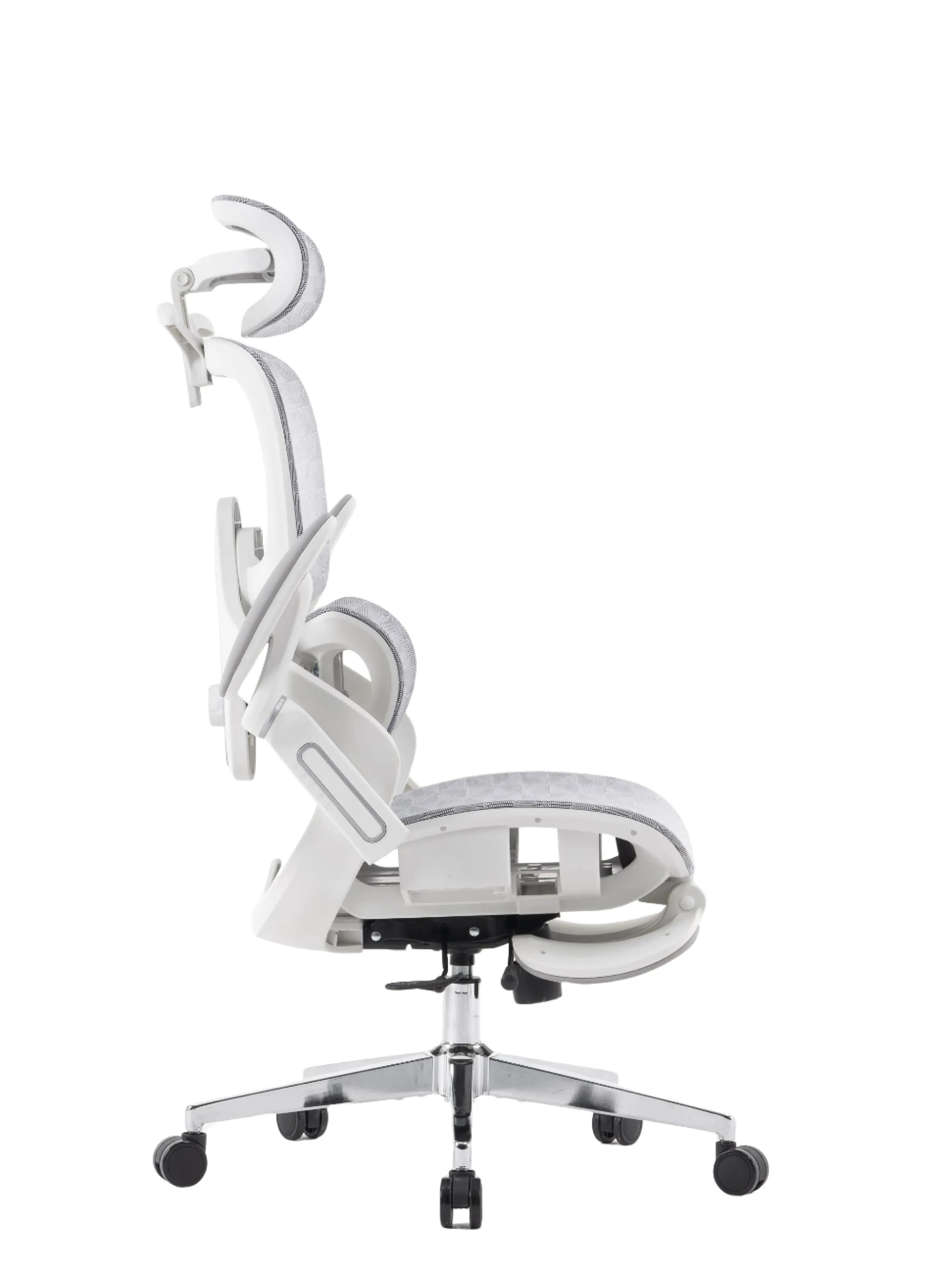 Imagem da lateral da cadeira presidente ergonômica perfs e5 branca, modelo possui ajustes nos braços, encosto, lombar, cabeça, assento, altura e apoio para os pés