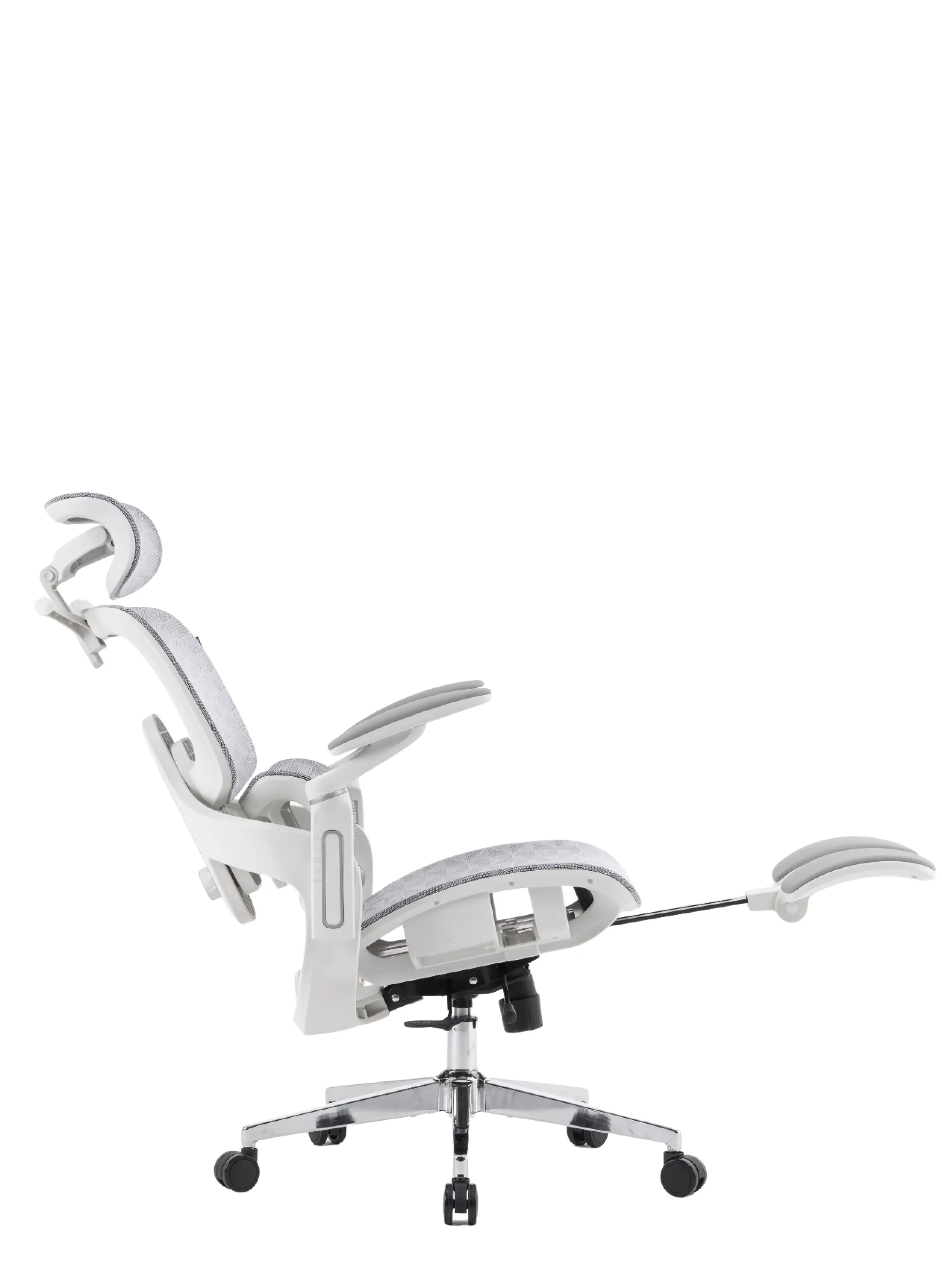 Imagem da cadeira presidente ergonômica perfs e5 branca reclinada com o apoio para os pés esticados.