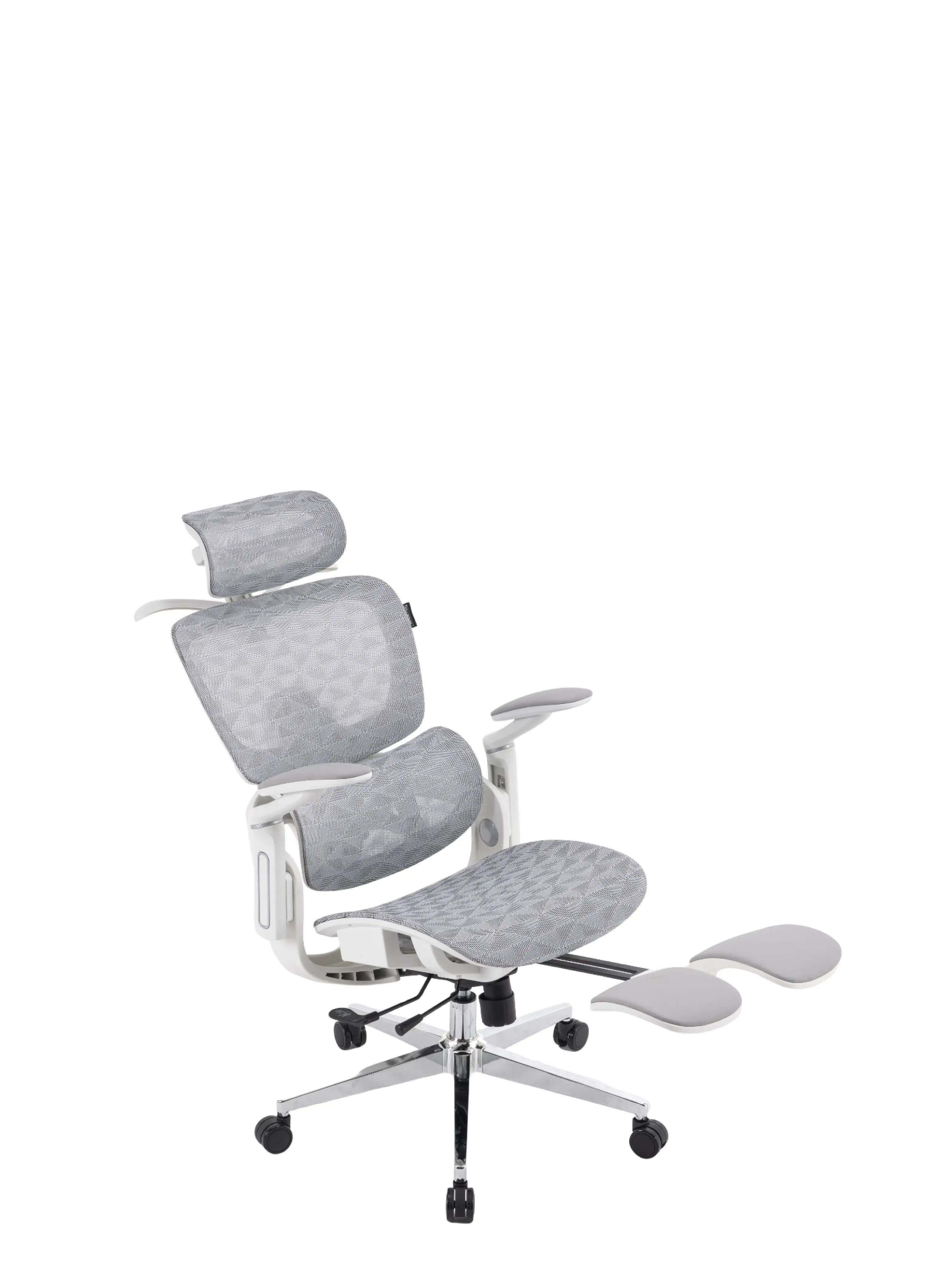Imagem da cadeira presidente ergonômica perfs e5 branca reclinada em fundo neutro com o apoio para os pés esticado.