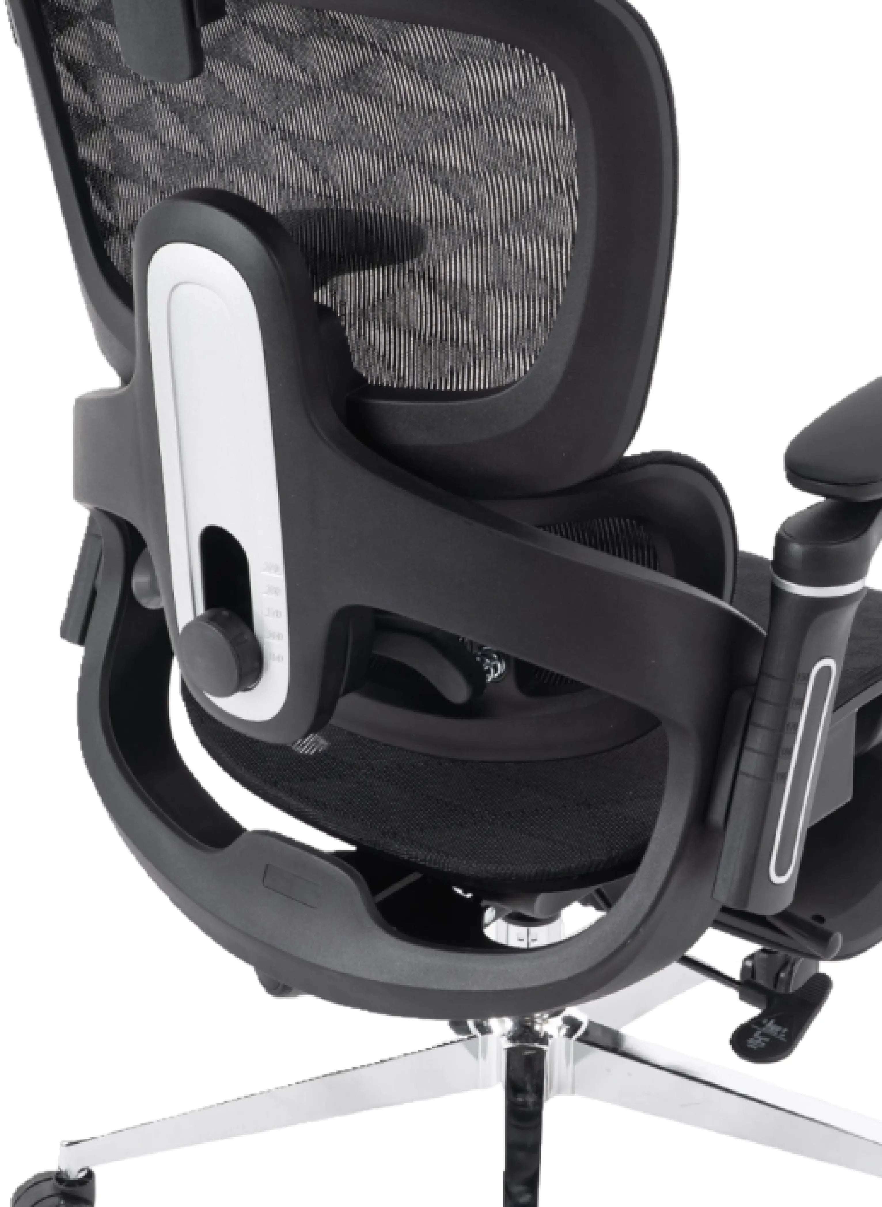 Imagem detalhada da parte de trás da cadeira ergonômica perfs e5 preta. É possível ver algumas alavancas para ajuste de encosto, lombar e assento.