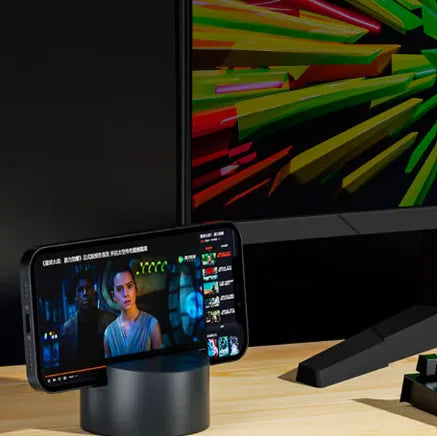 Imagem de celular apoiado no suporte wireless da luminária monitor lugis bar.